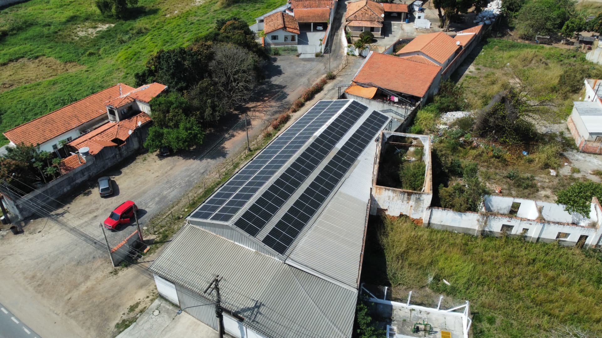 Vista aérea das placas solares da usina de energia solar em Canas-SP