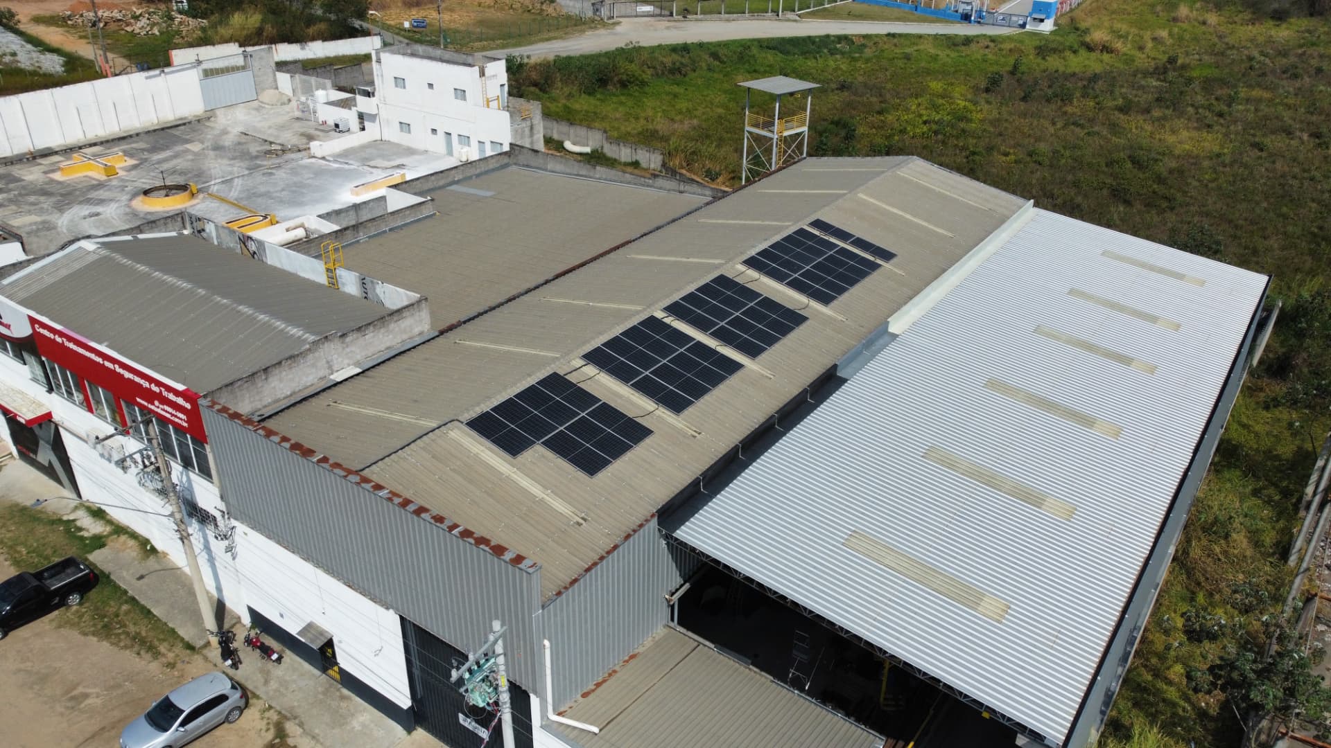 Vista aérea das placas solares instaladas no galpão da Braúna Metalúrgica, no Polo Industrial de Canas-SP