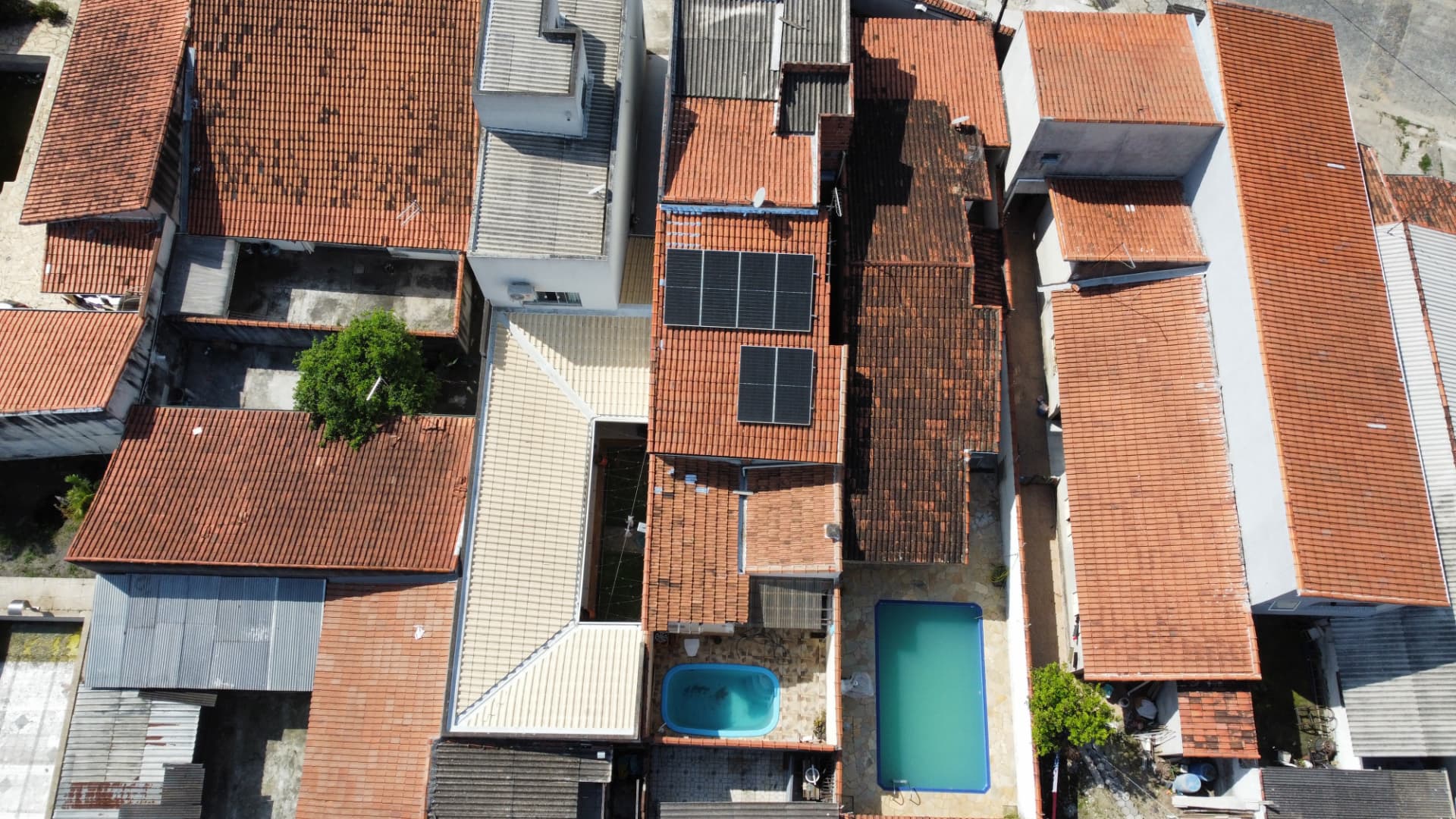 Vista aérea das placas solares instaladas em residência no Parque das Rodovias, em Lorena-SP