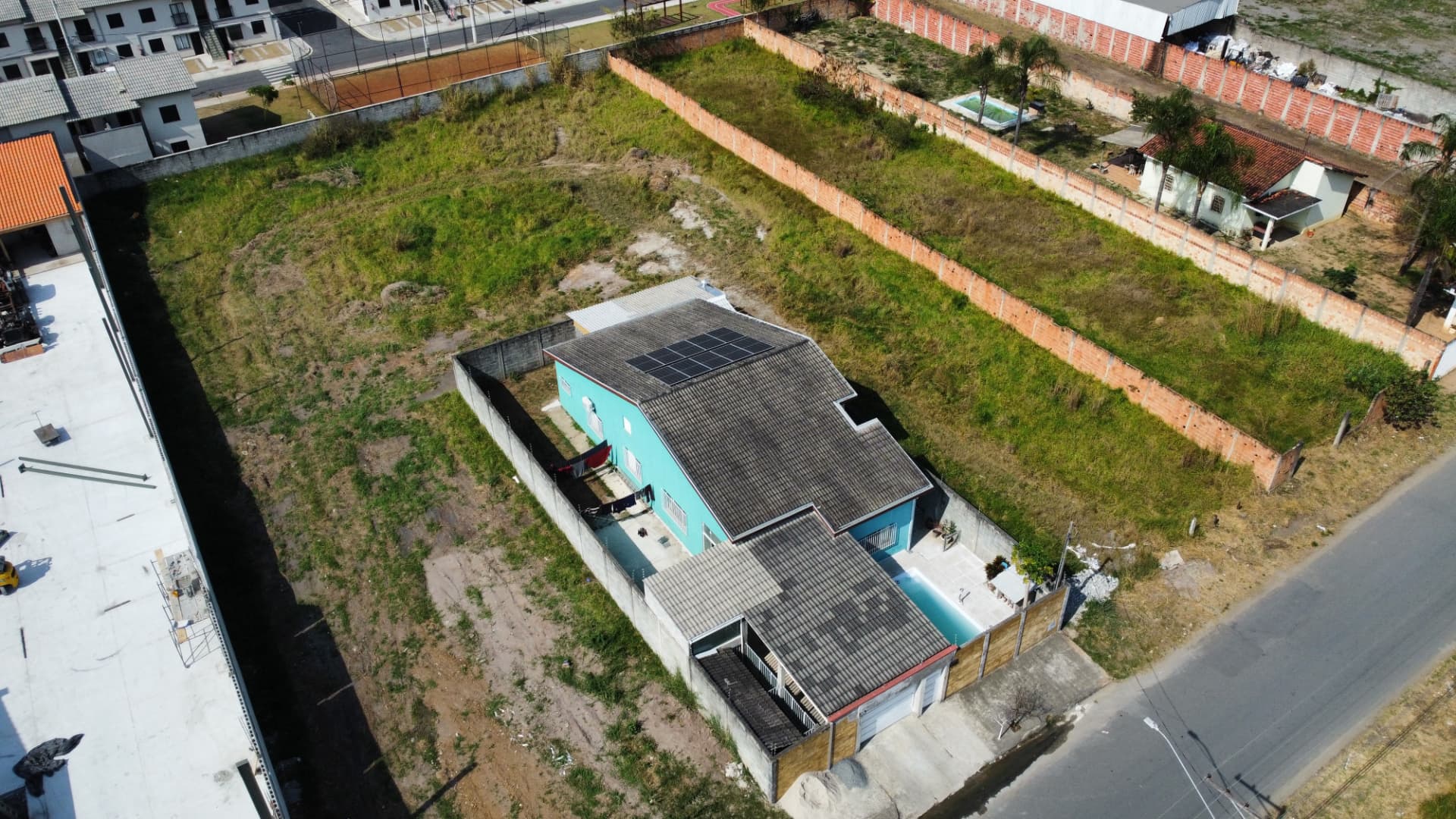 Vista aérea das placas solares instaladas em residência no Aterrado, em Lorena-SP