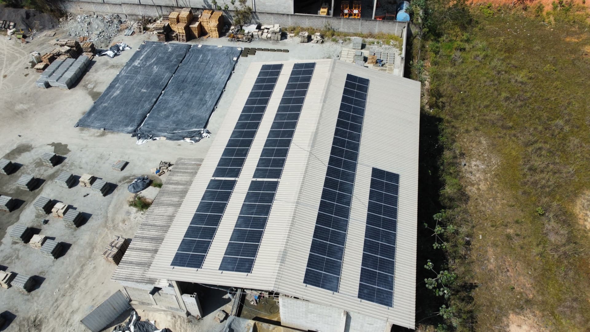 Vista aérea das placas solares instaladas no galpão do Bloco Shimazu, no Polo Industrial de Canas-SP