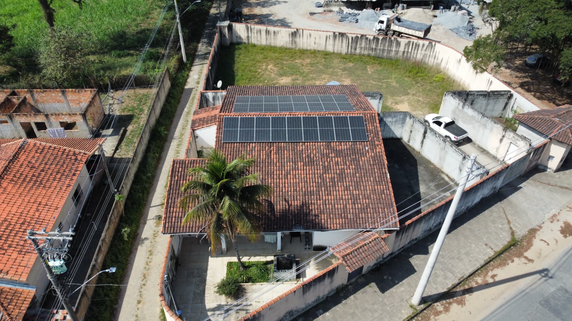 Vista aérea das placas solares instaladas no Depósito Santa Inês, no Pedroso, em Lorena-SP