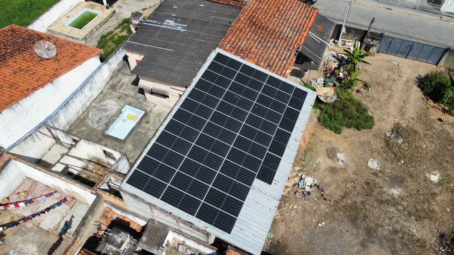 Vista aérea de telhado com placas solares instaladas na Vila Carmen, em Cachoeira Paulista-SP