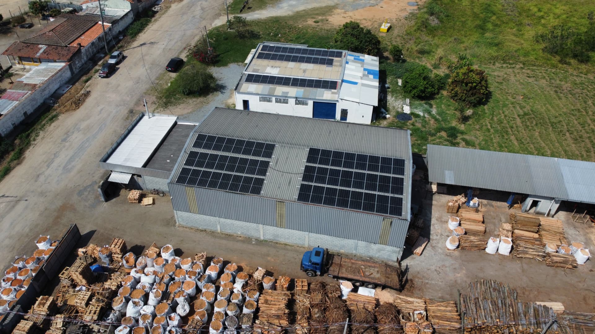 Vista aérea das placas solares instaladas no galpão da NSA Madeiras, no Polo Industrial de Canas-SP