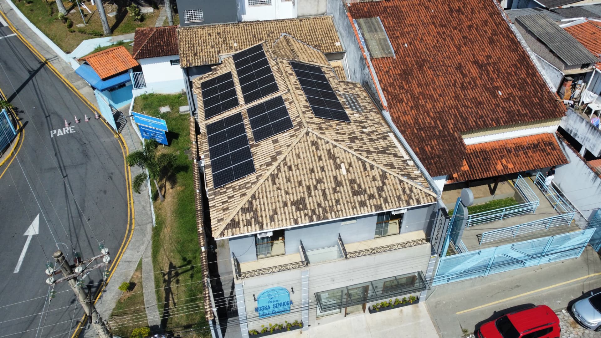 Vista aérea de imóvel com placas solares instaladas no bairro Embaú, em Cachoeira Paulista-SP