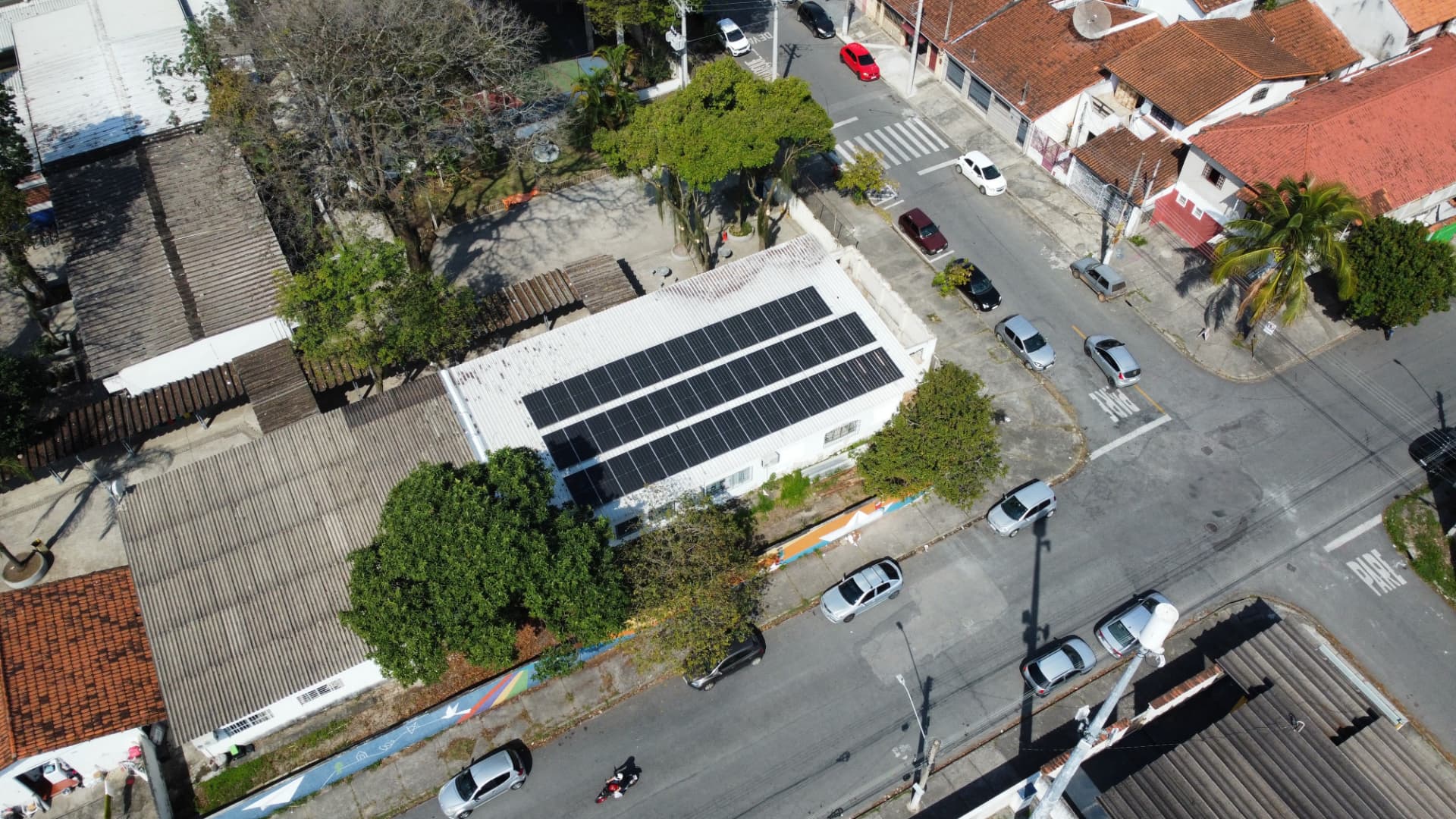 Vista aérea das placas solares instaladas em imóvel comercial no Engenheiro Neiva, em Guaratinguetá-SP